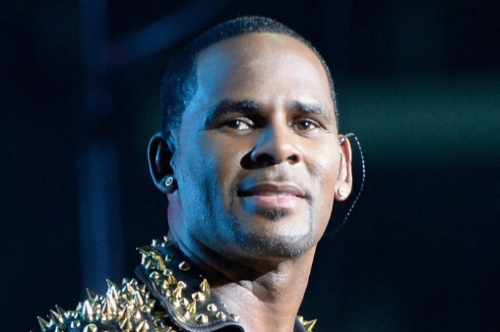 R. Kelly с обвинение, че е имал 14-годишна секс робиня