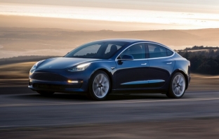 Tesla готви спортна версия на Model 3, която ще \