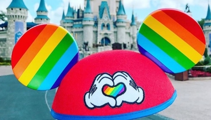 Мики Маус подкрепи гей месеца с шарени уши