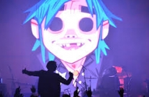 Рапър от "Gorillaz" падна от сцената на фестивал (видео)