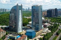 Небостъргач с огромен изкуствен водопад построиха в Китай (видео)