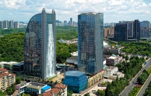 Небостъргач с огромен изкуствен водопад построиха в Китай (видео) Небостъргач с огромен изкуствен водопад построиха в Китай (видео)