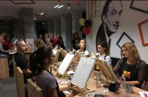 Рисуване с чаша вино – нова идея за забавление в София