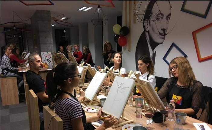 Рисуване с чаша вино – нова идея за забавление в София