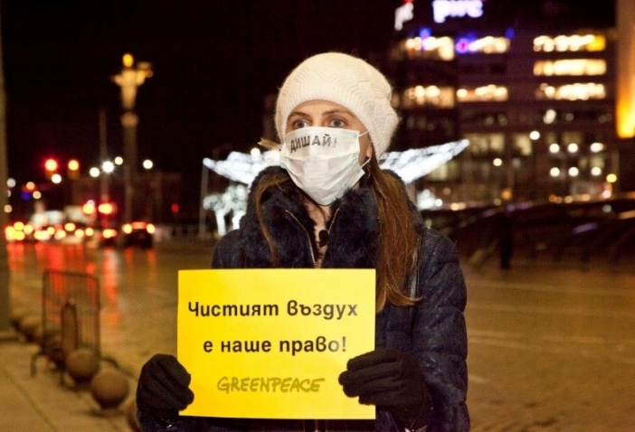 Флашмоб и прожекция против изгарянето на отпадъци в ТЕЦ "Бобов дол" в центъра на София