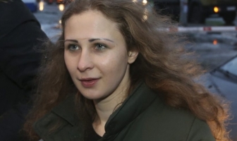 Свалиха от самолет скандална звезда от руската група Свалиха от самолет скандална звезда от руската група