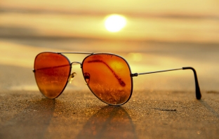 Каква е историята на слънчевите очила?