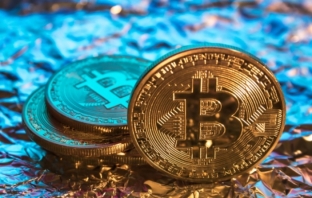 Джон Макафи убеден в прогнозата си, че Bitcoin ще стигне $1 млн. заради... пътуващ във времето човек