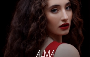 Младата певица Алма представя втората си песен
