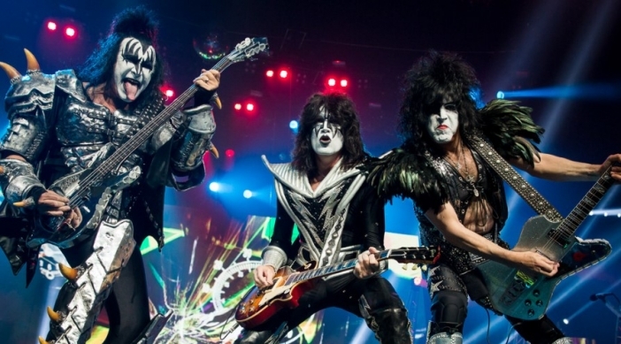 Група "Kiss" ще изнесе концерт за акулите насред океана