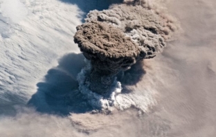 Астронавти от НАСА наблюдаваха изригването на вулкан на Земята от Космоса