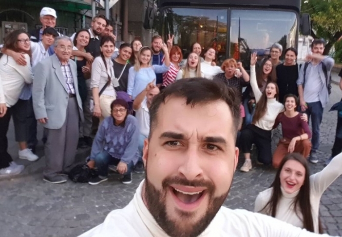 Артисти качват зрители на автобус за една необикновена обиколка на София