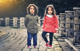 От раждането до първия учебен ден: Как да избираме детските дрехи
