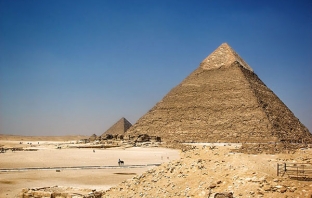 Расисткият скандал се разраства, египетските пирамиди са застрашени от разрушаване