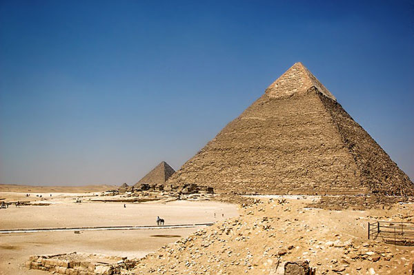 Расисткият скандал се разраства, египетските пирамиди са застрашени от разрушаване