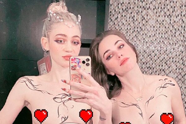Жената на Илон Мъск се снима гола с приятелка в банята