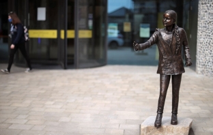 Статуя на екоактивистката Грета Тунберг вбеси британски студенти