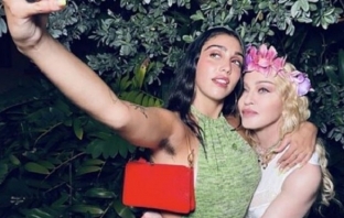 Ретро мода: дъщерята на Мадона показва окосмените си подмишници