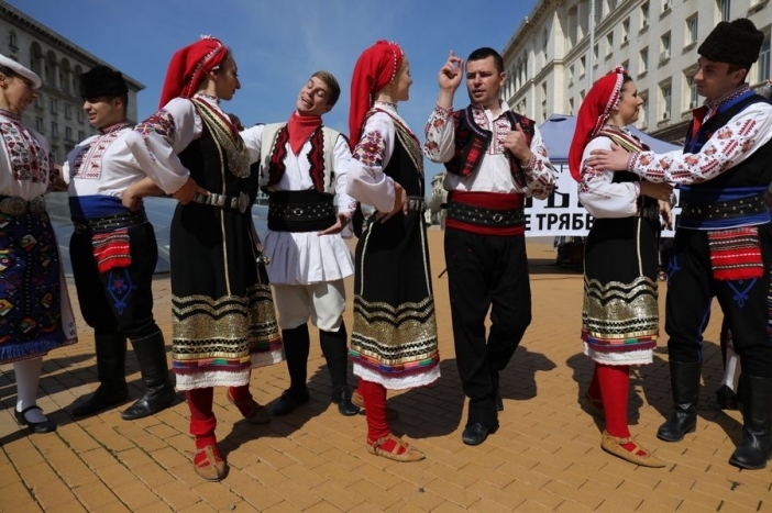 Ансамбъл "Българе" протестира с танци на площада