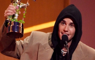 Джъстин Бийбър беше отличен като изпълнител на годината на MTV Video Music Awards