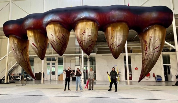 Огромни кървави зъби на сцената на "Hollywood Vampires" в София
