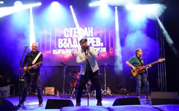 Стефан Вълдобрев и „Обичайните заподозрени“ с нов албум и плажен концерт на Коледа