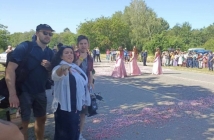 Проф. Бетани Хюз снима нов филм за България: в Казанлък на Празника на розата