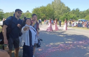 Проф. Бетани Хюз снима нов филм за България: в Казанлък на Празника на розата