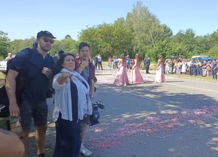 Проф. Бетани Хюз снима нов филм за България: в Казанлък на Празника на розата
