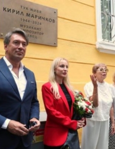 Сълзи и спомени: Паметна плоча на Кирил Маричков вече краси дома му в София - 1