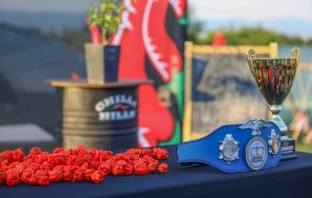 Българин постави Световен Рекорд с най-лютата чушка в света Carolina Reaper Българин постави Световен Рекорд с най-лютата чушка в света Carolina Reaper
