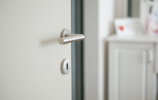 Каква е разликата между входни врати за панел и ЕПК апартаменти