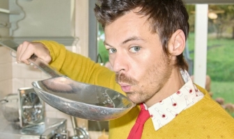 Хари Стайлс сипва с големия черпак: обяви турне и сподели новия си сингъл 