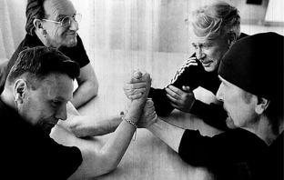 Чуйте общата песен на U2, Ед Шийрън и украинския войник Тарас Тополя – \