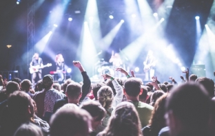 Музикалният календар на 2026: Как да намерим билети за концерти на любимите си изпълнители