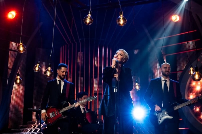 Връщане към 90-те години в „Като две капки вода“: Алекс Раева спечели с имитация на Долорес О’Риърдън от „The Cranberries“ (видео)