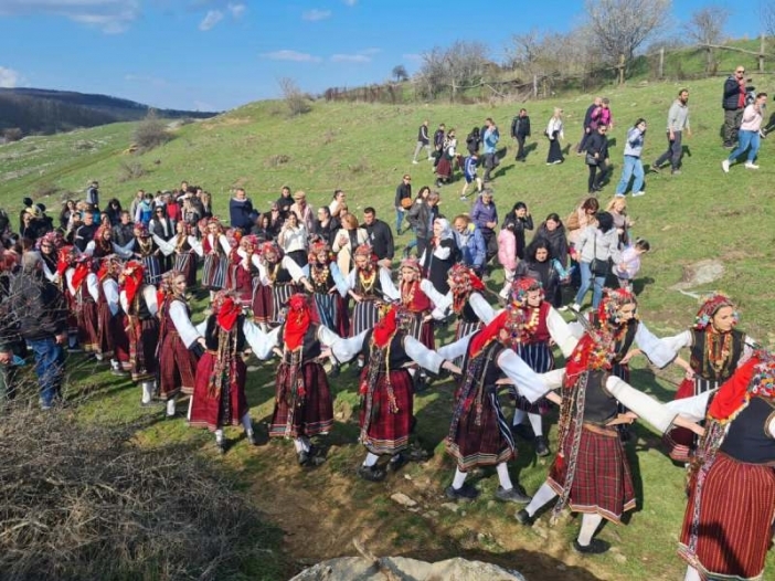 Нестинарството, еркечкото лазаруване и плетенето на рибарски такъми са живите традиции от Бургаско – част от изложбата на Живите човешки съкровища на България