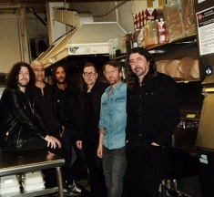 „Foo Fighters“ с нов албум и силно българско присъствие във видеото към „Window“ (видео)