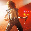 Вдигат паметник на Bon Scott в родния му град Вдигат паметник на Bon Scott в родния му град