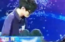Безрък младеж свири на пиано с крака в "Китай търси талант"