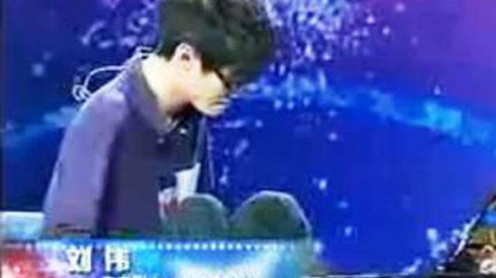 Безрък младеж свири на пиано с крака в "Китай търси талант"