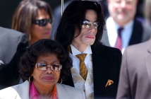 Майката на Майкъл Джексън съди промоутъра AEG за небрежност и лоши медицински грижи