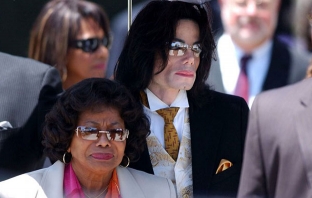 Майката на Майкъл Джексън съди промоутъра AEG за небрежност и лоши медицински грижи