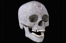 Човешки череп с диаманти и разрязани животни?! Скандалният Деймиън Хърст с изложба за ценители в България (18+)
