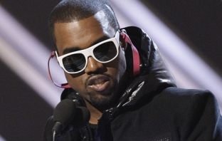 Kanye West изнесе концерт в самолет! Виж видео!