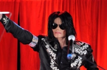 Чуй албума Michael на Майкъл Джексън!