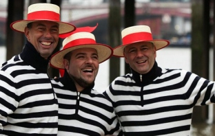 Трио венециански гондолиери покорявa световната сцена