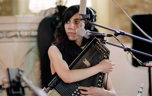 PJ Harvey се завръща с албум за войната