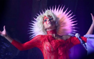Lady Gaga дефилира на ревю, представи ново парче (Видео)
