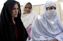 Холивуд почва филм за медиците в Либия, спрягат Анджелина Джоли и Джефри Ръш за ролите